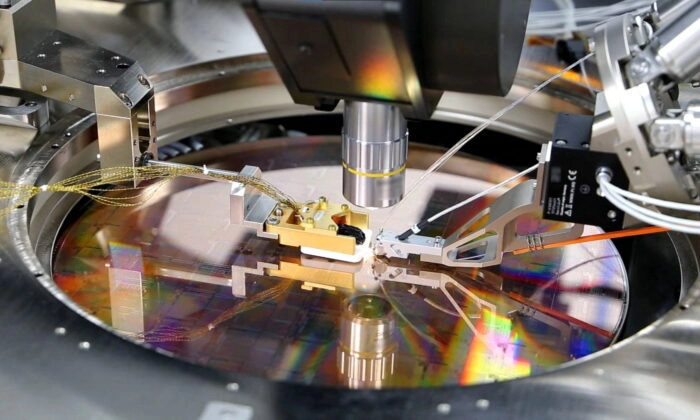 Um Wafer PsiQuantum fabricado por meio da parceria da PsiQuantum com a GlobalFoundries em Palo Alto, Califórnia, EUA, em março de 2021. PsiQuantum/Divulgação via Reuters
