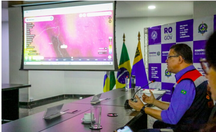 Em coletiva de imprensa o governardor de Rondônia, Coronel Marcos Rocha (União) solicita apoio ao Governo Lula para enviar aviões que combatam a fumaça vinda da Bolívia (Imagem: Divulgação/governo estadual)