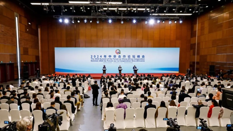 O ministro das Relações Exteriores da China, Wang Yi, discursa em entrevista coletiva enquanto seus homólogos observam durante o Fórum de Cooperação China-África (FOCAC) em Pequim, em 5 de setembro de 2024. Greg Baker/AFP via Getty Images