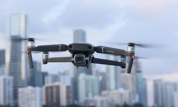 Nesta ilustração fotográfica, um DJI Mavic 2 Pro feito pela fabricante chinesa de drones paira no local em Miami em 15 de dezembro de 2021. Joe Raedle/Getty Images
