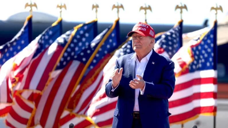 O ex-presidente republicano candidato à presidência, Donald Trump, chega para um evento de campanha no Aeroporto Central de Wisconsin, em Mosinee, Wisconsin, em 7 de setembro de 2024. Imagens de Scott Olson/Getty
