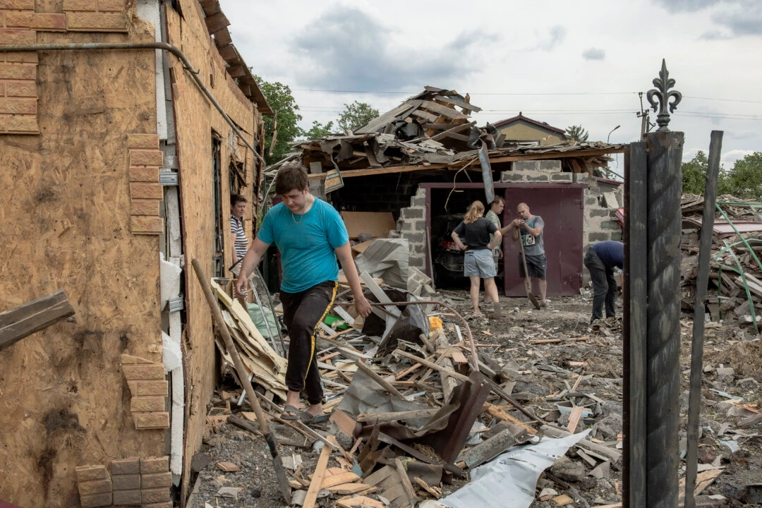 Forças russas conquistam vila perto de importante centro de trânsito ucraniano, afirma Moscou