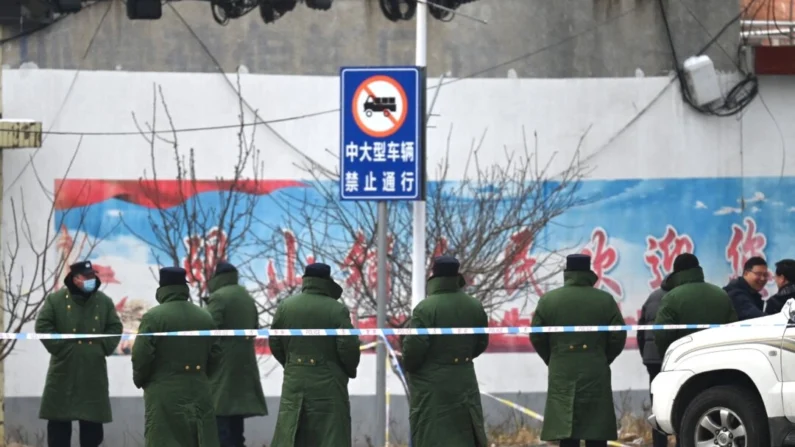 A polícia está do lado de fora de uma escola em Yanshanpu, na província central de Henan, na China, em 21 de janeiro de 2024. Greg Baker / AFP
