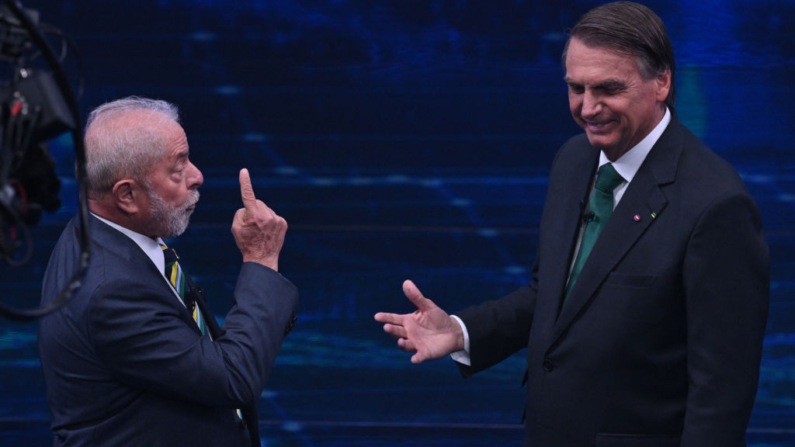 O então ex-presidente brasileiro (2003-2010) e candidato à presidência pelo Partido dos Trabalhadores (PT), Luiz Inácio Lula da Silva (L), e o então presidente brasileiro e candidato à presidência Jair Bolsonaro (R) gesticulam durante um debate presidencial televisionado em São Paulo, Brasil, em 16 de outubro de 2022 (Foto de NELSON ALMEIDA/AFP via Getty Images)