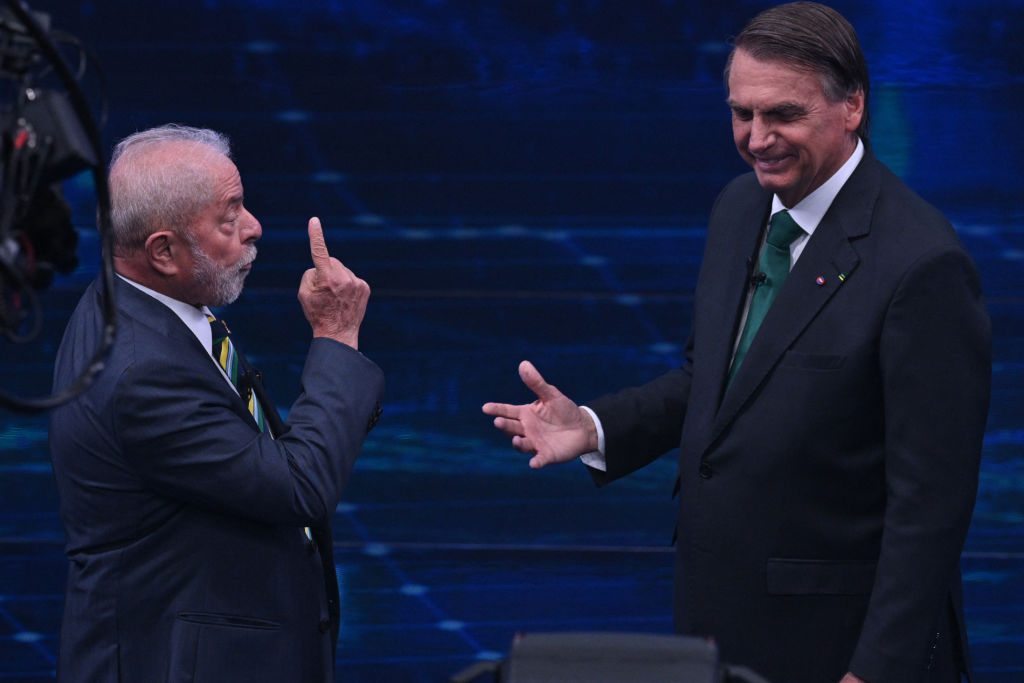 Pesquisa aponta Bolsonaro 4% à frente de Lula para 2026, mesmo com inelegibilidade