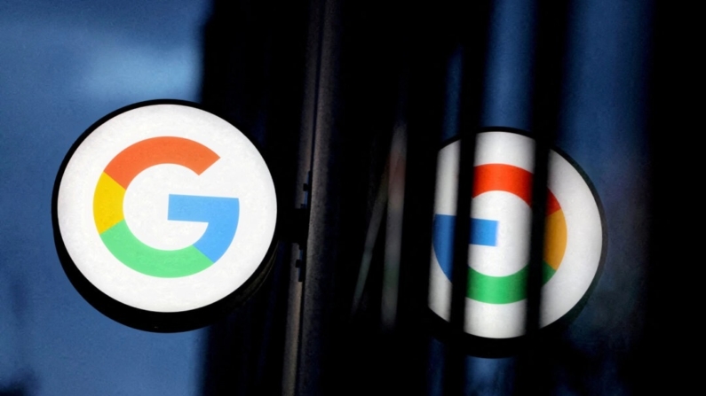 O logotipo do Google é visto na Google Store Chelsea em Manhattan, na cidade de Nova Iorque, em 17 de novembro de 2021 (Andrew Kelly/Reuters)