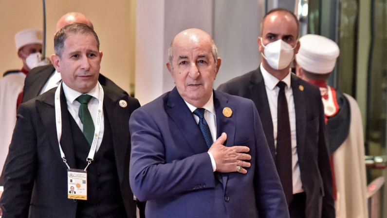  O presidente argelino Abdelmadjid Tebboune (C) sai após a cerimônia de abertura da cúpula árabe em Argel, em 1º de novembro de 2022 (Foto: -/AFP via Getty Images)