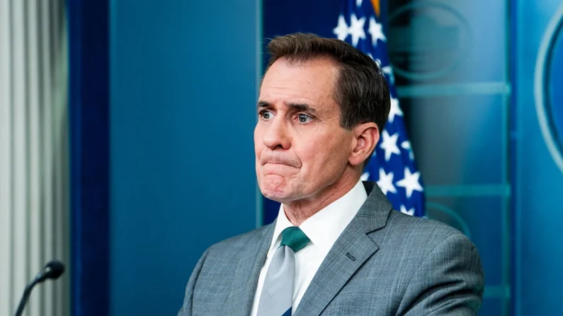 O coordenador de comunicações estratégicas do Conselho de Segurança Nacional, John Kirby, fala à mídia durante uma coletiva de imprensa na Casa Branca, em Washington, em 15 de abril de 2024. Madalina Vasiliu/Epoch Times
