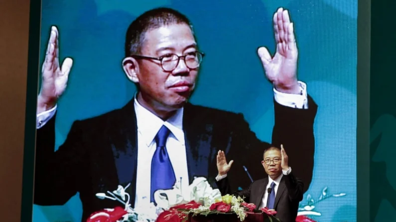 Zhong Shanshan, presidente da Nongfu Spring Mineral Water e de uma empresa farmacêutica separada, gesticula durante um discurso em uma conferência de imprensa em Pequim, em 6 de maio de 2013. Str/CNS/AFP via Getty Images