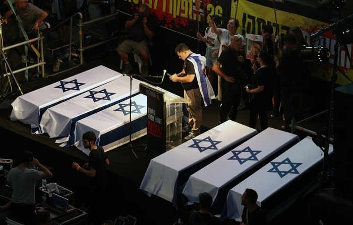 Manifestantes que apoiam as famílias dos reféns israelenses mantidos pelo Hamas em Gaza ficam perto de seis caixões simulados durante uma manifestação de protesto em frente ao quartel-general militar de Kyria em Tel Aviv, Israel, em 1º de setembro de 2024 (EFE/EPA/ABIR SULTAN)