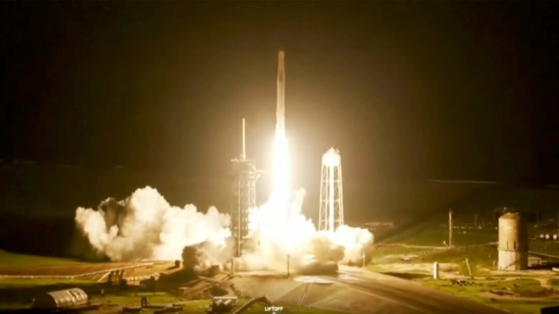 Esta imagem feita de um vídeo da SpaceX mostra o lançamento da missão Polaris Dawn em um foguete Falcon 9 do Centro Espacial Kennedy na Flórida, em 10 de setembro de 2024 (SpaceX via AP)