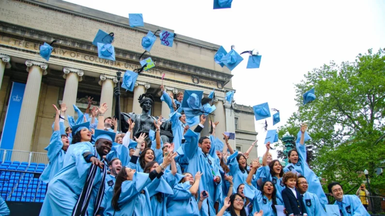 Alunos da Escola de Relações Internacionais e Públicas da Universidade de Columbia celebram a formatura em 22 de maio de 2014. Allen Xie/The Epoch Times
