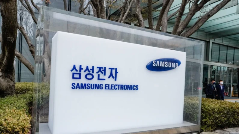 O logotipo da Samsung Electronics Co. em seu escritório em Seul, Coreia do Sul, em 31 de janeiro de 2023. Ahn Young-joon/AP Photo
