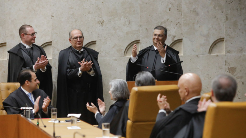 O juiz do Supremo Tribunal Federal Flavio Dino (R) gesticula durante sua posse como novo ministro do Supremo Tribunal Federal em Brasília, em 22 de fevereiro de 2024 (Foto de SERGIO LIMA/AFP via Getty Images)