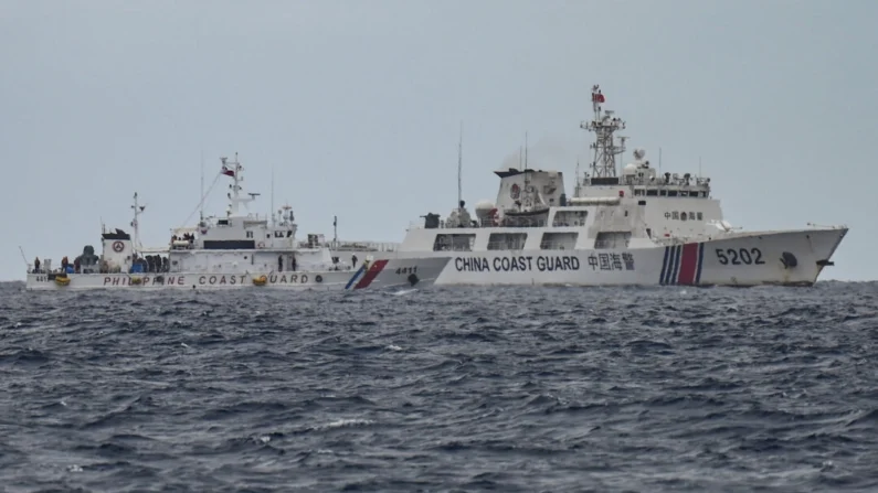 Um navio da Guarda Costeira da China (R) passa pelo navio da Guarda Costeira das Filipinas BRP Cape Engaño (L), fotografado do BRP Cabra durante uma missão de abastecimento em águas disputadas do Mar da China Meridional, em 26 de agosto de 2024. Jam Sta Rosa/AFP via Getty Images

