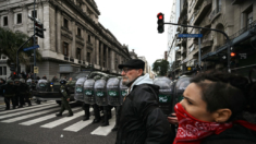 Manifestantes tomam as ruas da Argentina após veto ao reajuste de aposentadorias