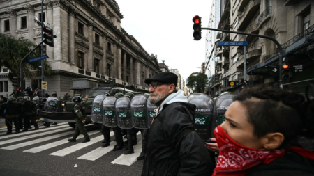 Manifestantes tomam as ruas da Argentina após veto ao reajuste de aposentadorias