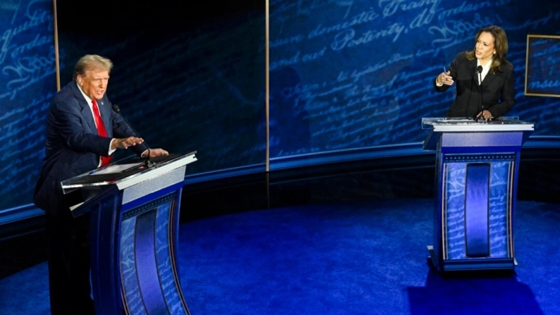 O ex-presidente Donald Trump e a vice-presidente Kamala Harris falam durante um debate presidencial no National Constitution Center, na Filadélfia, em 10 de setembro de 2024 (SAUL LOEB/AFP via Getty Images)