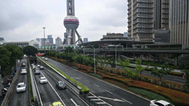 
Motoristas viajam em uma rua do distrito financeiro de Lujiazui, em Xangai, em 5 de junho de 2024. Héctor Retamal/AFP via Getty Images
