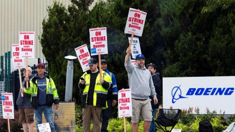 Trabalhadores da fábrica da Boeing se reúnem em piquete durante o primeiro dia de greve perto da entrada de uma unidade de produção em Renton, Washington, EUA, 13 de setembro de 2024 (REUTERS/Matt Mills McKnight)