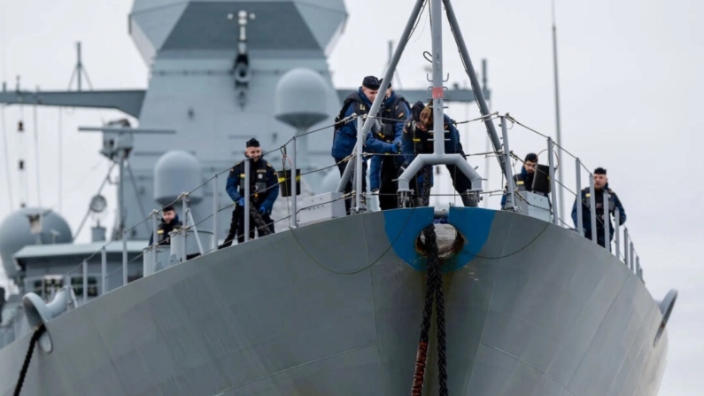 Marinheiros de uma fragata da Marinha alemã se preparam para partir para implantação em Wilhelmshaven, Alemanha, em 8 de fevereiro de 2024 (David Hecker/Getty Images)