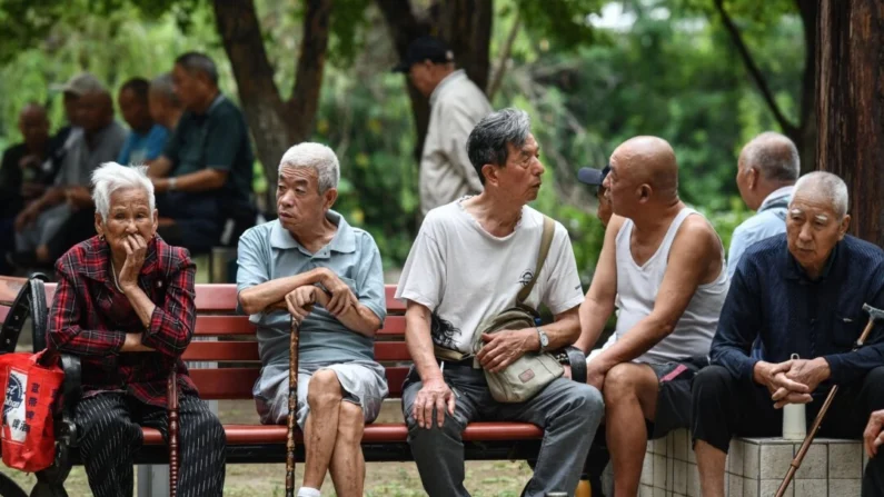 Idosos descansam em um parque em Fuyang, na província de Anhui, no leste da China, em 13 de setembro de 2024. STR/AFP via Getty Images