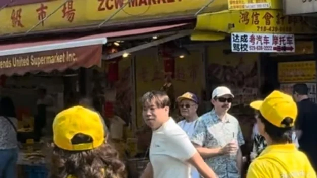 Homem asiático ataca praticantes do Falun Gong em desfile no Brooklyn