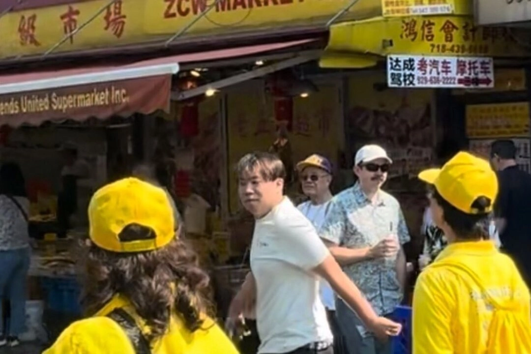 Homem asiático ataca praticantes do Falun Gong em desfile no Brooklyn