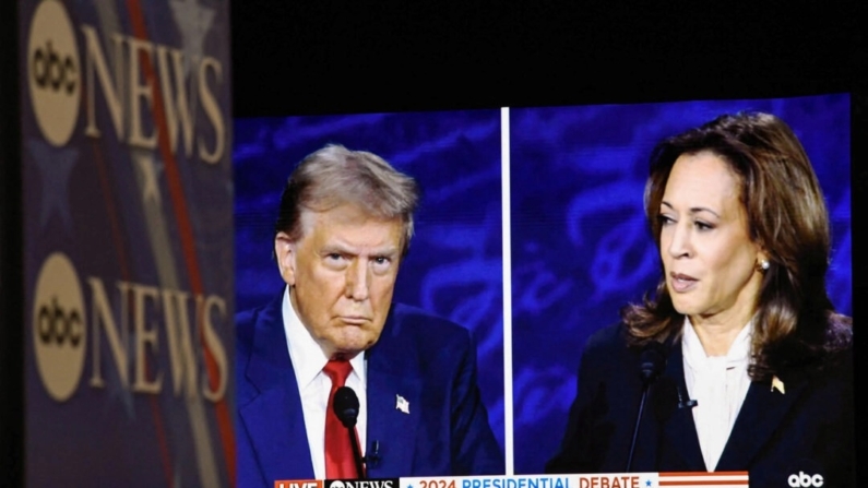 A vice-presidente e candidata presidencial democrata Kamala Harris e o ex-presidente dos EUA e candidato presidencial republicano Donald Trump em uma tela na sala de imprensa enquanto participam de um debate presidencial no National Constitution Center na Filadélfia em 10 de setembro de 2024 (Matthew Hatcher/AFP via Getty Images)