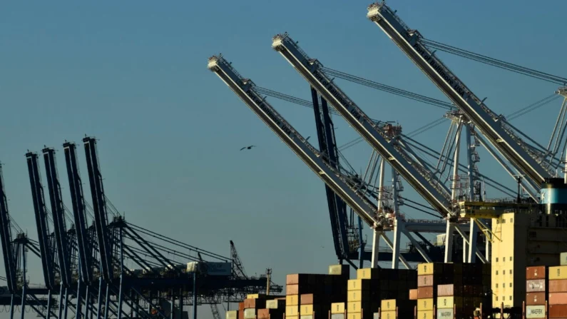 Guindastes empilham contêineres de carga no Porto de Baltimore em Baltimore, Maryland, em 10 de novembro de 2021. Brendan Smialowski/AFP via Getty Images
