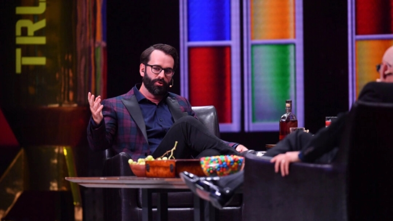 Matt Walsh fala no palco durante o The Daily Wire Presents Backstage Live no Ryman Auditorium em Nashville, Tennessee, em 14 de agosto de 2024 (Jason Davis/Getty Images para o The Daily Wire)