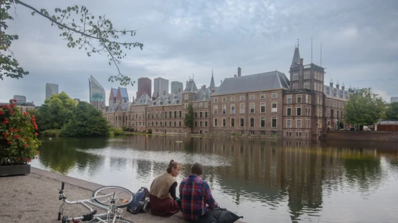 O Binnenhof, prédio que abriga o Parlamento e o gabinete do primeiro-ministro da Holanda, em Haia, em 18 de julho de 2023. Mihut Savu/Epoch Times