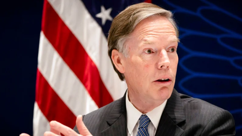 O embaixador dos EUA na China, Nicholas Burns, fala durante uma mesa redonda sobre financiamento climático na Embaixada dos EUA em Pequim, em 8 de julho de 2023. Mark Schiefelbein/Pool/AFP via Getty Images