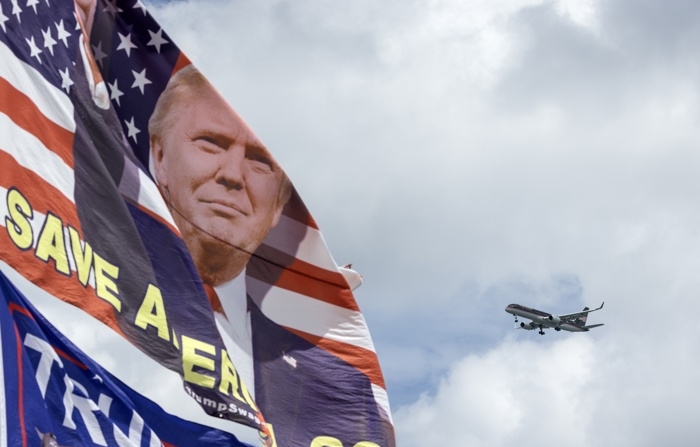 O avião do ex-presidente Donald Trump chega a West Palm Beach, Flórida, EUA, em 17 de setembro de 2024. (EFE/EPA/CRISTOBAL HERRERA-ULASHKEVICH)