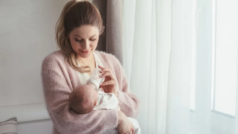 Muitas tradições enfatizam que as novas mamães descansam na cama com os recém-nascidos por pelo menos duas semanas. Alena Ozerova/Shutterstock
