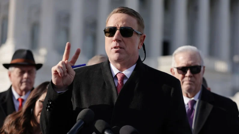 O deputado Pat Fallon (R-Texas) fala durante uma entrevista coletiva em frente ao Capitólio dos EUA, em Washington, em 1º de fevereiro de 2023. Imagens de Alex Wong/Getty
