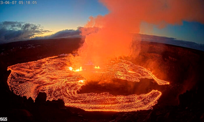 Nesta imagem de webcam fornecida pelo U.S. Geological Survey, uma erupção ocorre no cume do vulcão Kilauea no Havaí, quarta-feira, 7 de junho de 2023. O Kilauea, o segundo maior vulcão do Havaí, começou a entrar em erupção na quarta-feira de manhã, disseram autoridades do U.S. Geological Survey em um comunicado. O Kilauea, um dos vulcões mais ativos do mundo, entrou em erupção de setembro de 2021 a dezembro de 2022. Uma erupção do Kilauea em 2018 destruiu mais de 700 residências. (U.S. Geological Survey via AP)