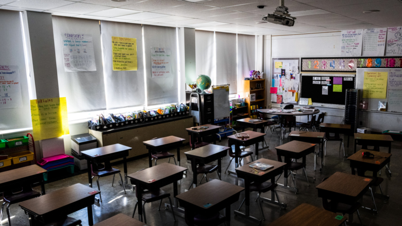 Carteiras sem uso ficam em uma sala de aula vazia na Hazelwood Elementary School em Louisville, Kentucky, em 11 de janeiro de 2022 (Jon Cherry/Getty Images)