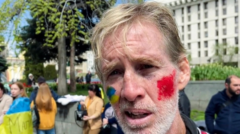 Em foto de vídeo, Ryan Wesley Routh fala durante entrevista em um comício no centro de Kiev, Ucrânia, em 27 de abril de 2022 (AFPTV/AFP via Getty Images)