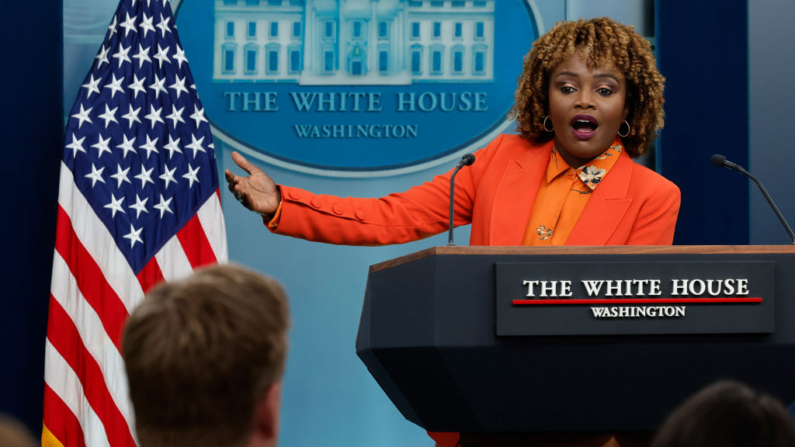 A Secretária de Imprensa da Casa Branca, Karine Jean-Pierre, fala durante a coletiva de imprensa diária na Casa Branca, em 17 de setembro de 2024, em Washington, DC  (Foto de Chip Somodevilla/Getty Images)