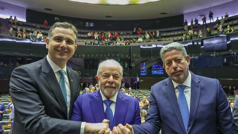  Presidente da República, Luiz Inácio Lula da Silva, recebe os cumprimentos dos presidentes do Senado Federal, Rodrigo Pacheco e da Câmara dos Deputados, Arthur Lira, durante Solenidade de Posse Presidencial no Congresso Nacional.
(Foto: Ricardo Stuckert/PR)