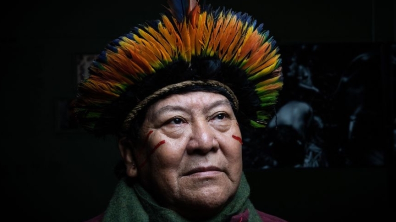 O xamã Yanomami brasileiro e porta-voz dos índios Yanomami no Brasil Davi Kopenawa Yanomami posa durante uma sessão de fotos em Paris, em 29 de janeiro de 2020 (Foto: MARTIN BUREAU/AFP via Getty Images)