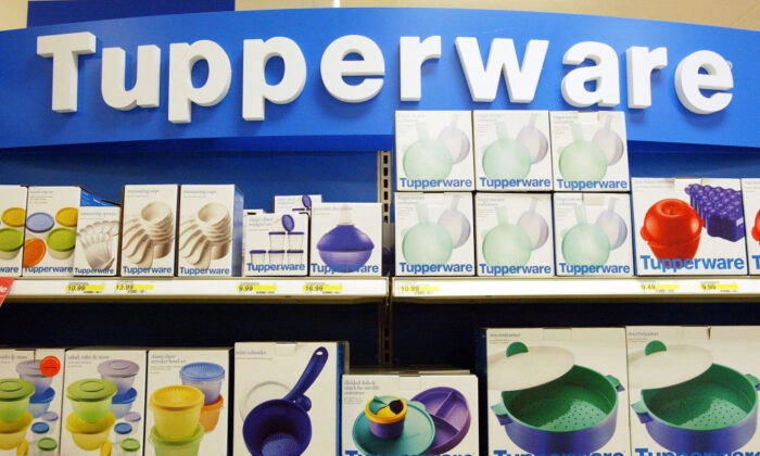 Produtos Tupperware são vistos nas prateleiras de uma loja Target em San Bruno, Califórnia, em 19 de junho de 2003.Justin Sullivan/Getty Images
