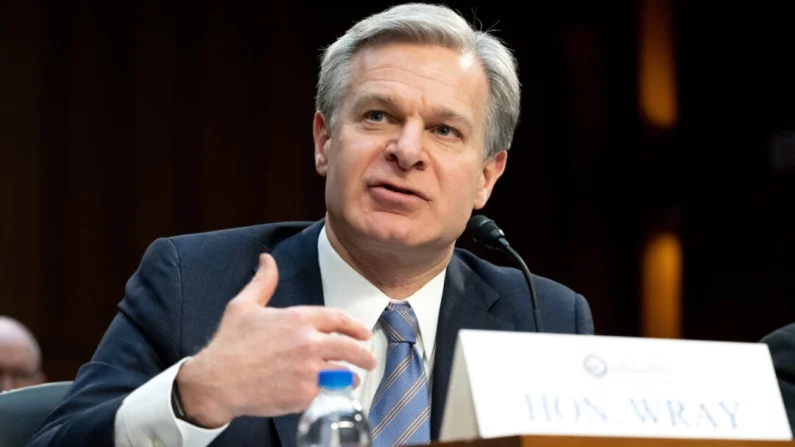 O diretor do FBI, Christopher Wray, depõe durante um Comitê Seleto de Inteligência do Senado sobre a "Avaliação Anual de Ameaças Mundiais" no Hart Senate Office Building, no Capitólio, em Washington, em 11 de março de 2024. Saul Loeb/AFP via Getty Images
