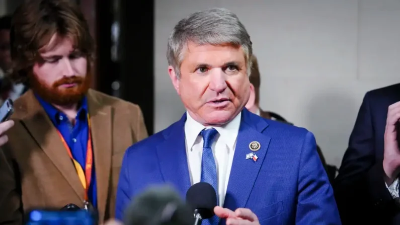 O deputado Michael McCaul (R-Texas.) fala com repórteres após a reunião dos republicanos da Câmara que garantiu a nomeação do Partido Republicano para presidente da Câmara em Washington em 11 de outubro de 2023. Madalina Vasiliu/The Epoch Times
