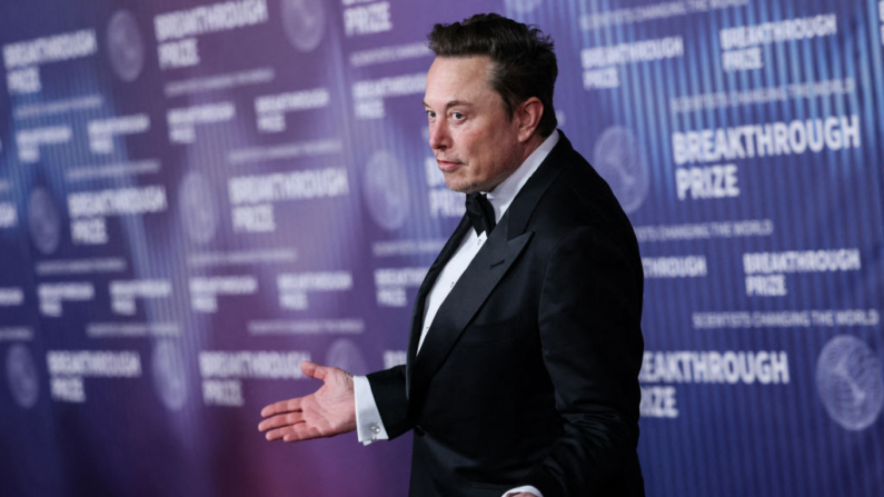 O empresário sul-africano Elon Musk chega à cerimônia de entrega do Décimo Prêmio Breakthrough no Academy Museum of Motion Pictures em Los Angeles, Califórnia, em 13 de abril de 2024 (Foto: ETIENNE LAURENT/AFP via Getty Images)