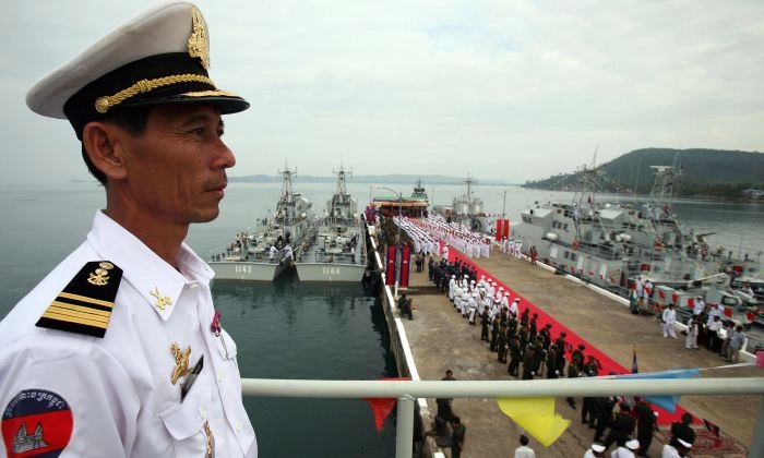 Um membro da Marinha cambojana em um barco de patrulha naval durante uma cerimônia para nove barcos de patrulha naval que foram doados pela China, na Base Naval do Camboja em Sihanoukville, Camboja, em 7 de novembro de 2007. Tang Chhin Sothy/AFP/Getty Images