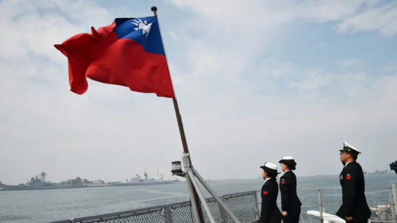 [imagem]
Marinheiros taiwaneses saúdam a bandeira da ilha no convés do navio de abastecimento Panshih após participarem de exercícios anuais, na base naval de Tsoying, em Kaohsiung, em 31 de janeiro de 2018. MANDY CHENG/AFP via Getty Images
