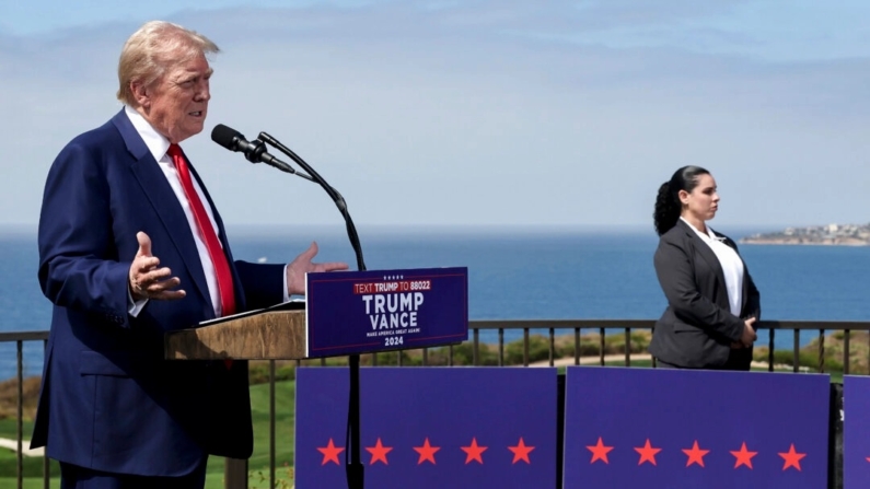 O candidato republicano à presidência, ex-presidente Donald Trump, fala perto de um agente do Serviço Secreto durante uma coletiva de imprensa no Trump National Golf Club Los Angeles, em Rancho Palos Verdes, Califórnia, em 13 de setembro de 2024 (Mario Tama/Getty Images)