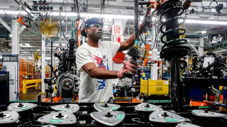 Trabalhadores montam carros na fábrica de montagem da Ford em Chicago, Illinois, em 24 de junho de 2019. Jim Young/AFP via Getty Images
